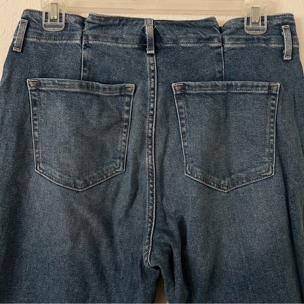 Hollister paper bag 
Curvy ultra high rise mom jean - Picture 3 of 8